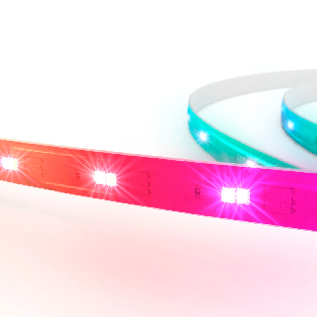 Makroaufnahme des Hama LED-Streifens, vorn pink-rote LEDs, im Hintergrund türkis leuchtendes Band
