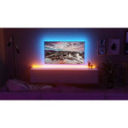 Wohnzimmer bei Nacht, Hama LED-Streifen als blaue Hintergrundbeleuchtung hinter dem TV und unter dem Sideboard