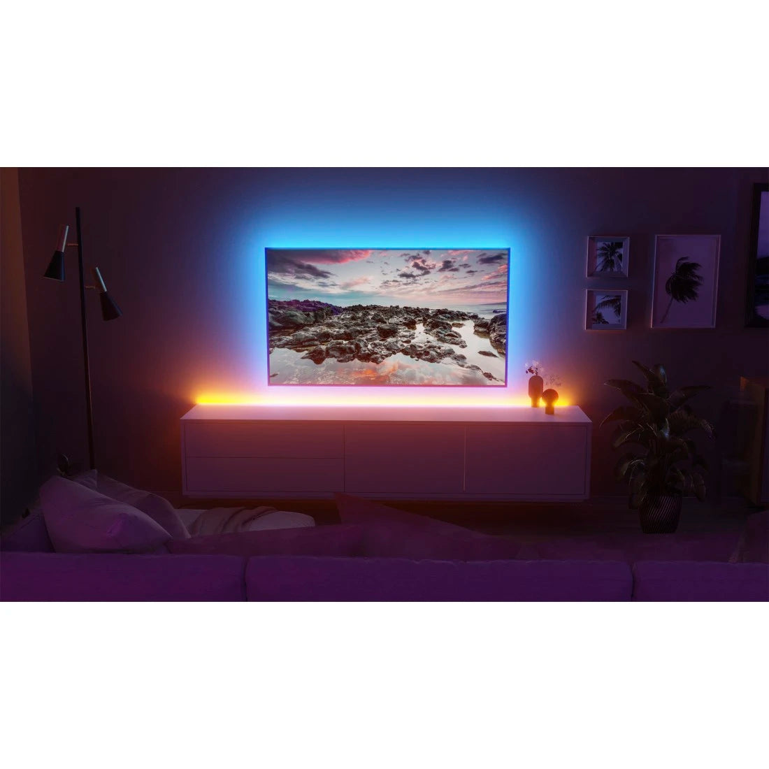Wohnzimmer bei Nacht, Hama LED-Streifen als blaue Hintergrundbeleuchtung hinter dem TV und unter dem Sideboard