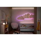 Kinderzimmer mit Hama LED-Streifen als pinke Hinterleuchtung von Wolken-Wandelementen über dem Bett
