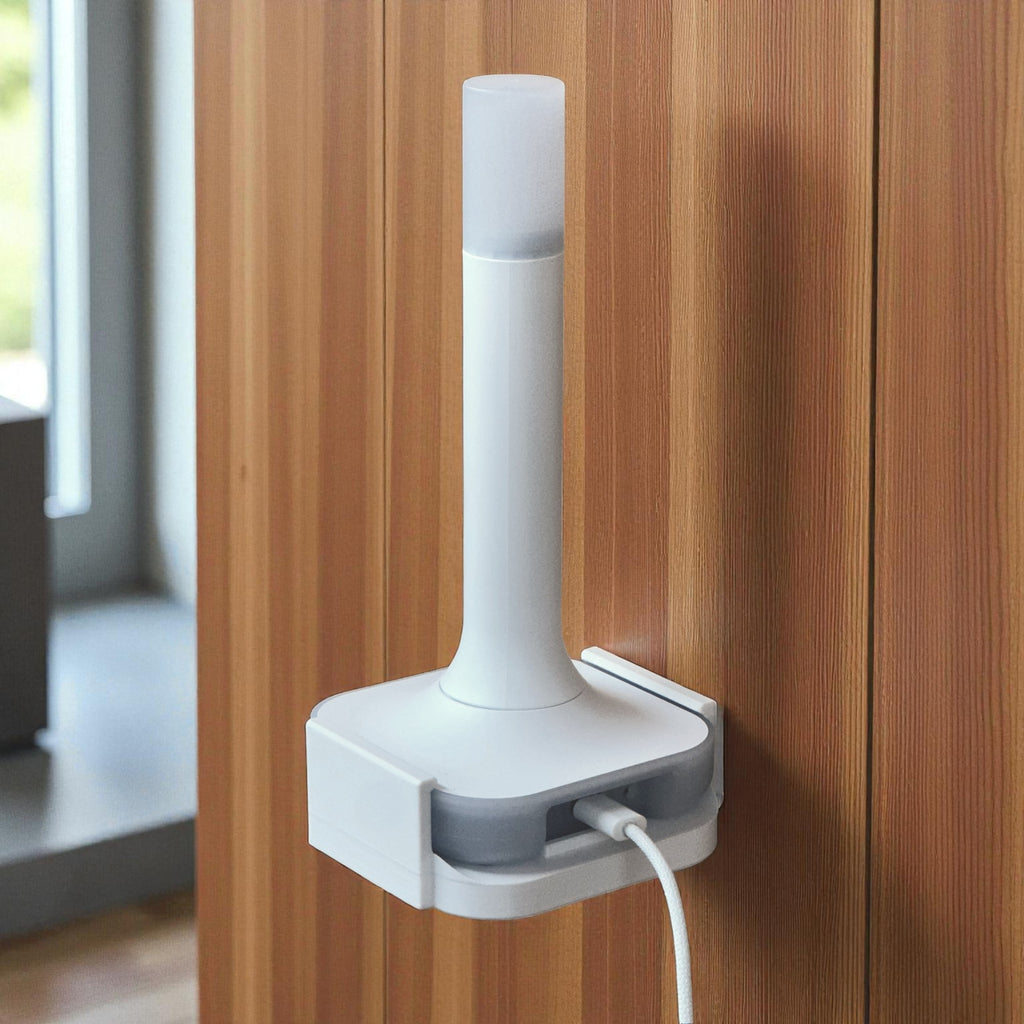 Der ZBT-2 in der Wandhalterung an einer Holzwand, Kabel nach unten