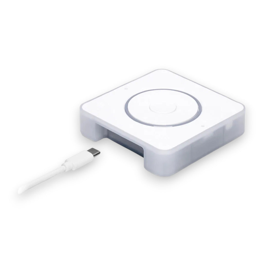 Voice Preview Edition neben einem USB-C-Kabel, das als Beispiel dient und nicht mitgeliefert wird