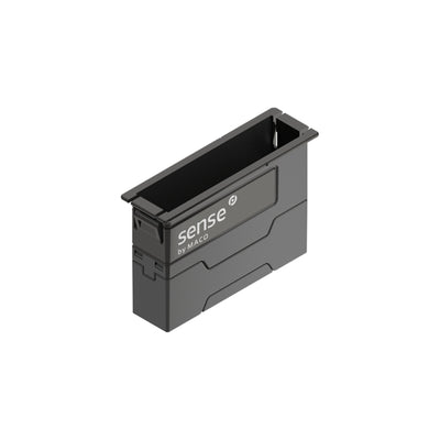 Sense by MACO Door von schräg oben: schwarzes Einbaumodul mit Riegelaussparung, Matter-Symbol und Batteriefachdeckel