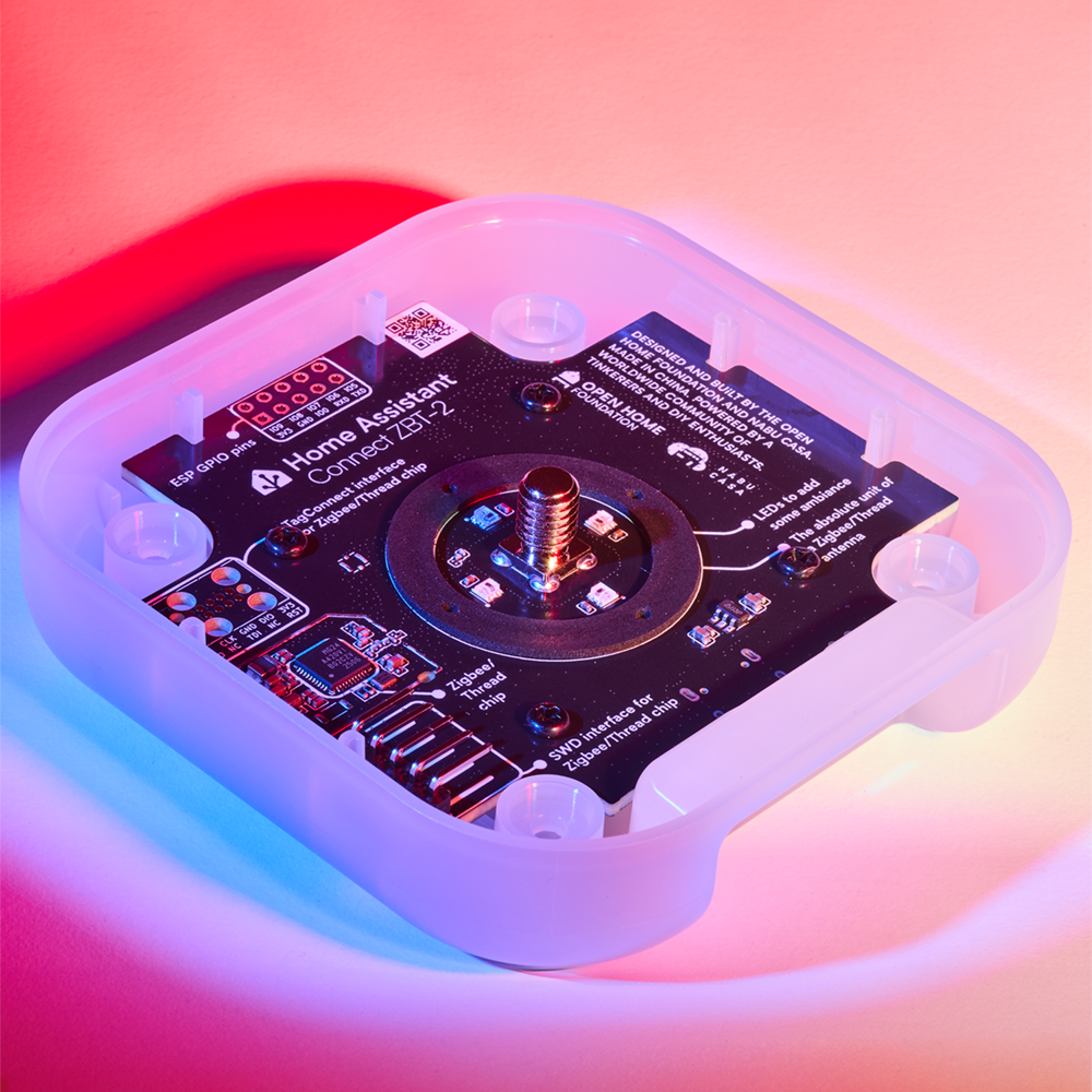 Geöffneter Standfuß des ZBT-2 mit beschrifteter Platine: Zigbee/Thread-Chip, ESP-GPIO-Pins und SMA-Antennenanschluss