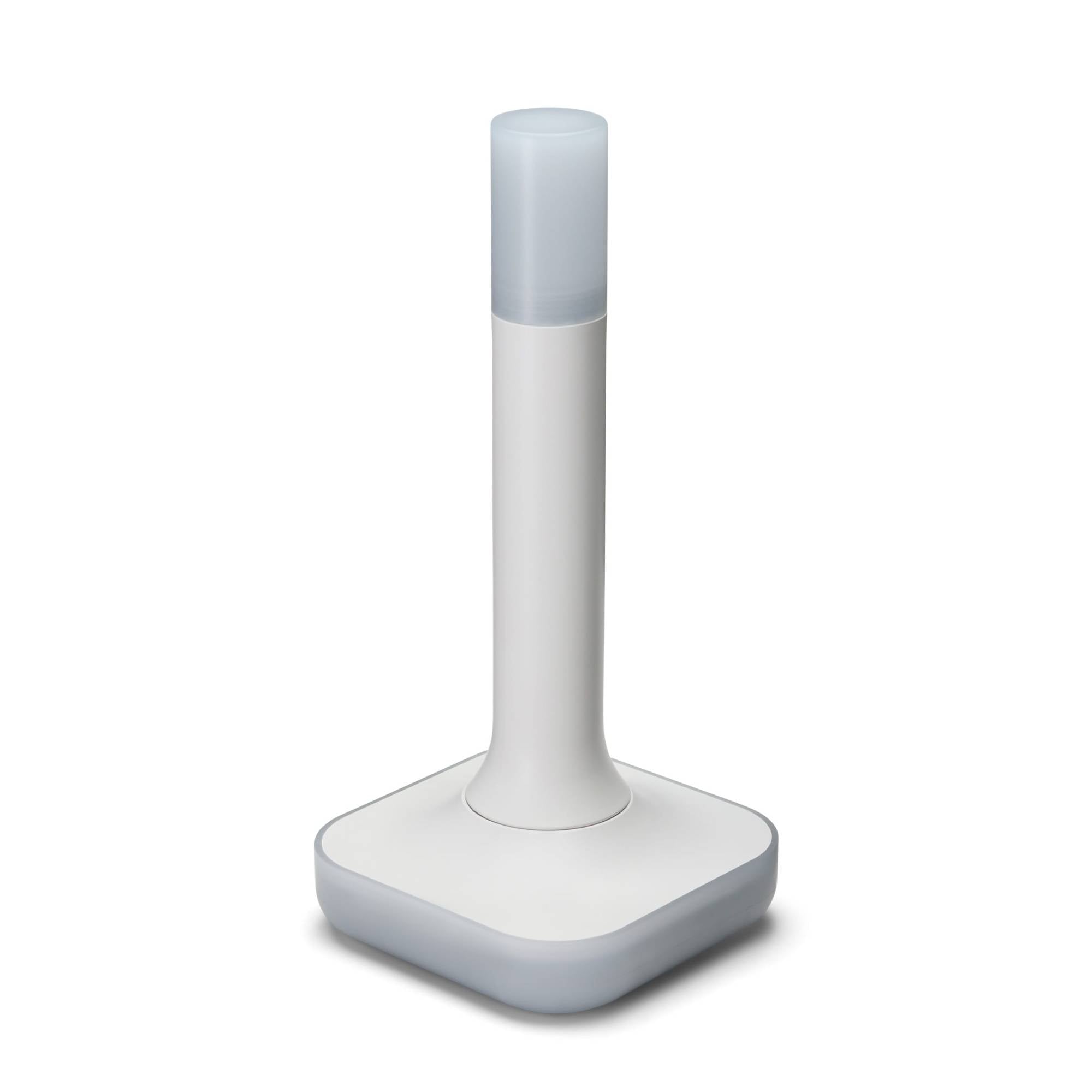Home Assistant Connect ZBT-2 schräg von vorn: quadratischer Standfuß mit senkrechter Stabantenne