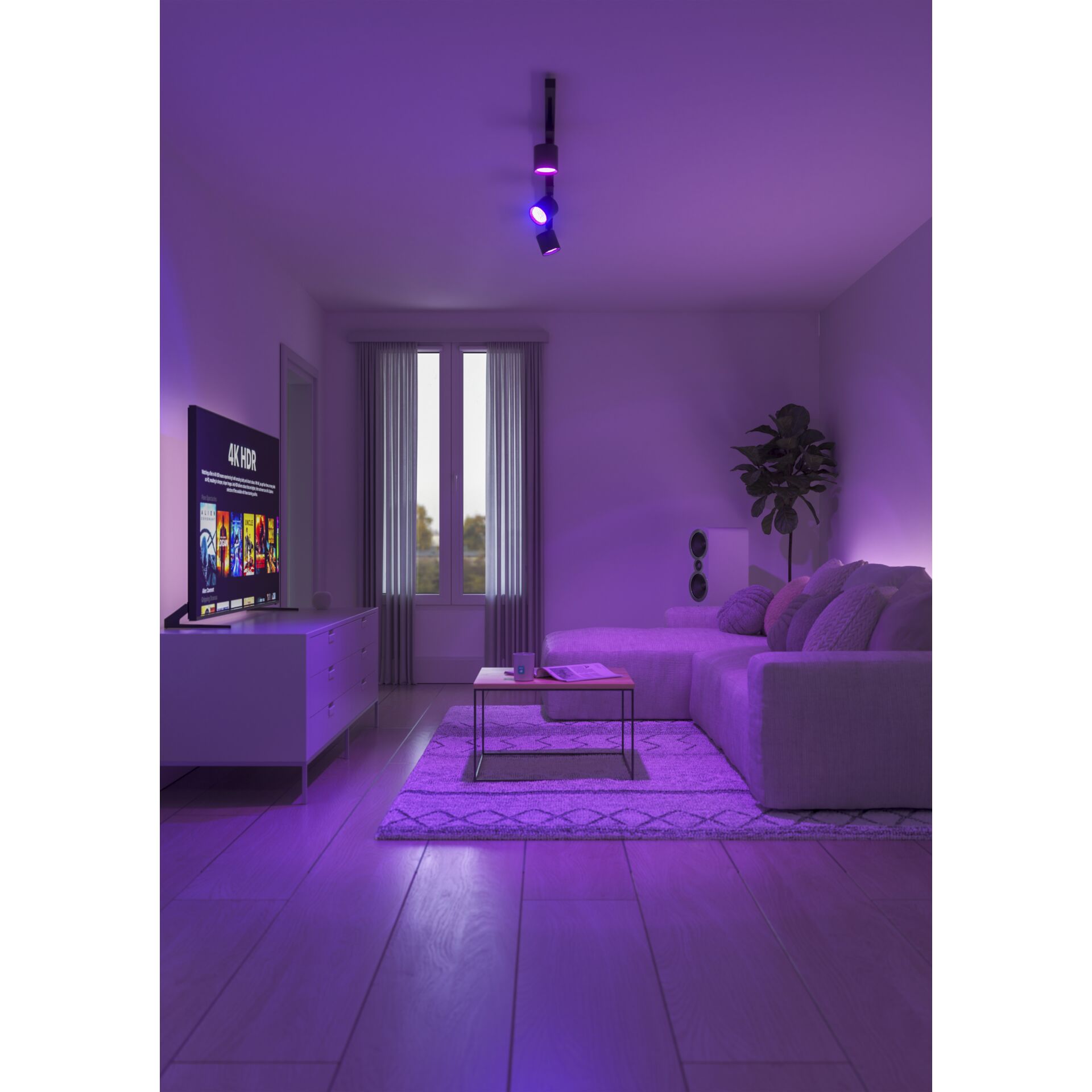 Wohnzimmer in Violett, zweiflammiger Deckenstrahler mit Nanoleaf GU10 Bulbs