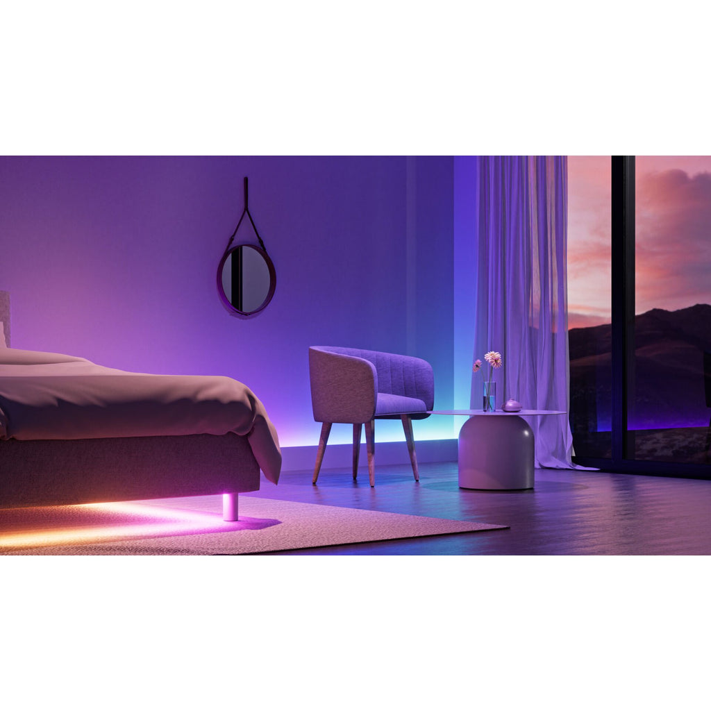 Schlafzimmer mit Lightstrip unter dem Bettrahmen, Wand in Violett und Orange beleuchtet
