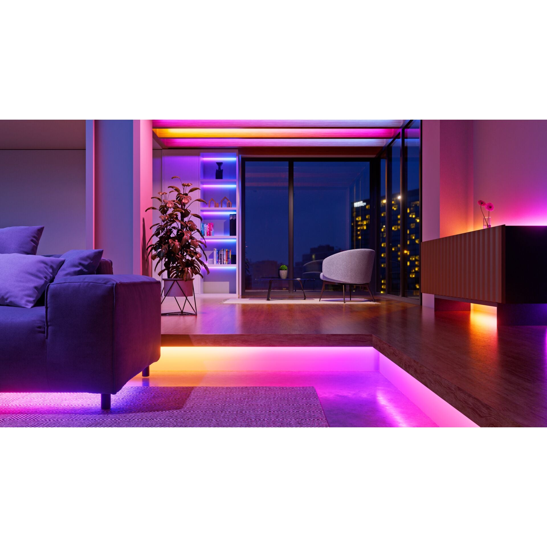 Wohnzimmer mit Lightstrips an Decke, Regal und Stufe, Raum in Pink und Orange getaucht