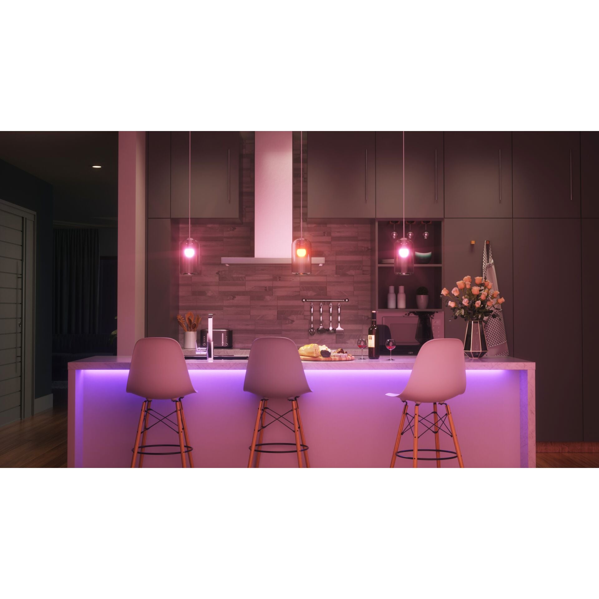 Küchentresen mit drei Pendelleuchten, E27 Smart Bulbs leuchten pink über den Barhockern