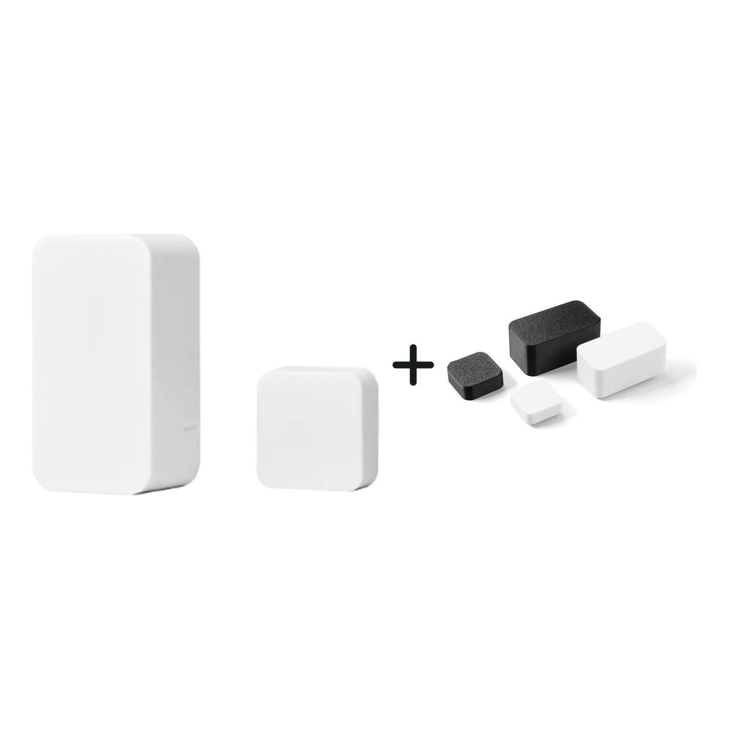 Nuki Door Sensor und Schwarze Abdeckung für Nuki Door Sensor nebeneinander vor weißem Hintergrund