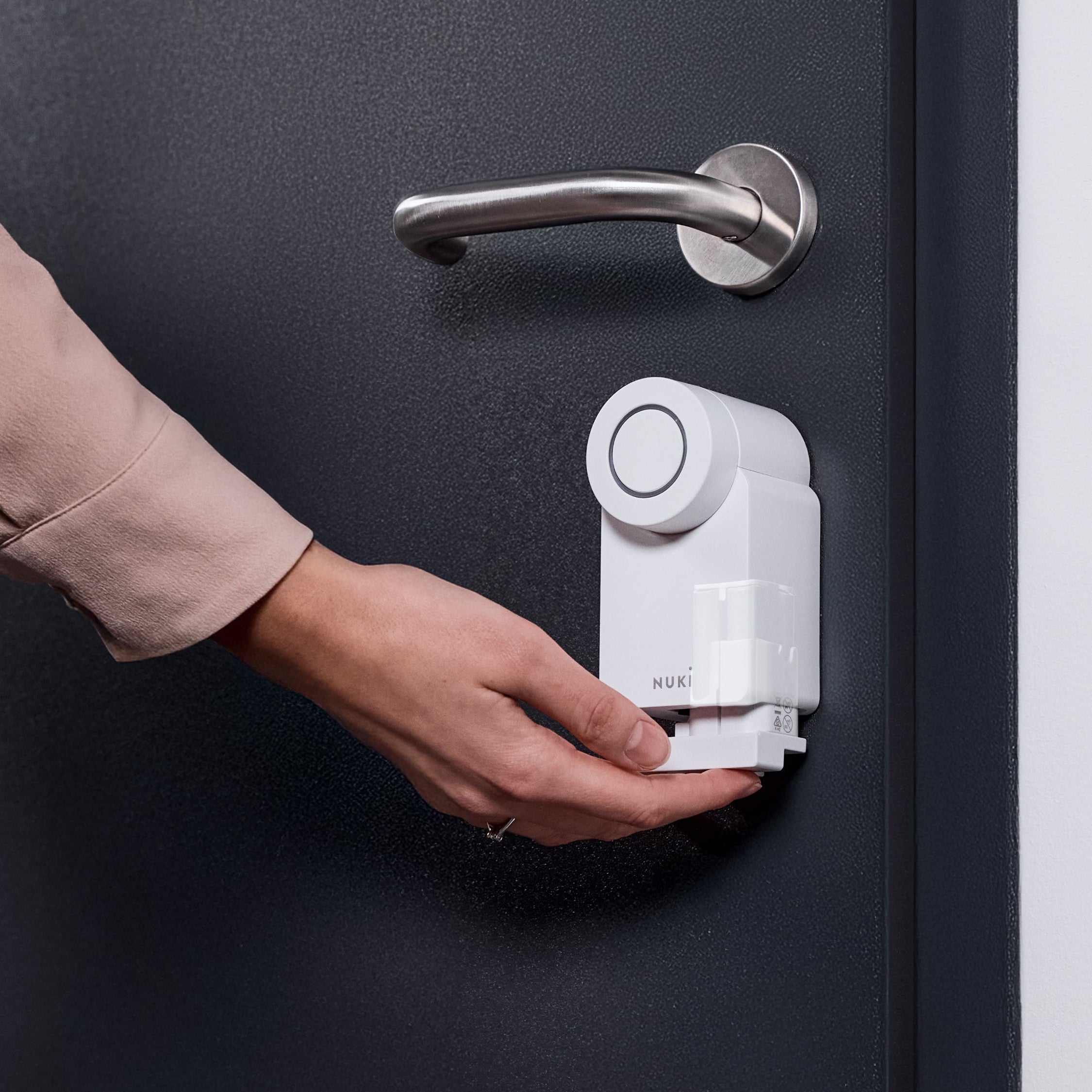 Nuki Power Pack, separat erhältliches Akkumodul, wird von unten aus dem montierten Nuki Smart Lock Go gezogen
