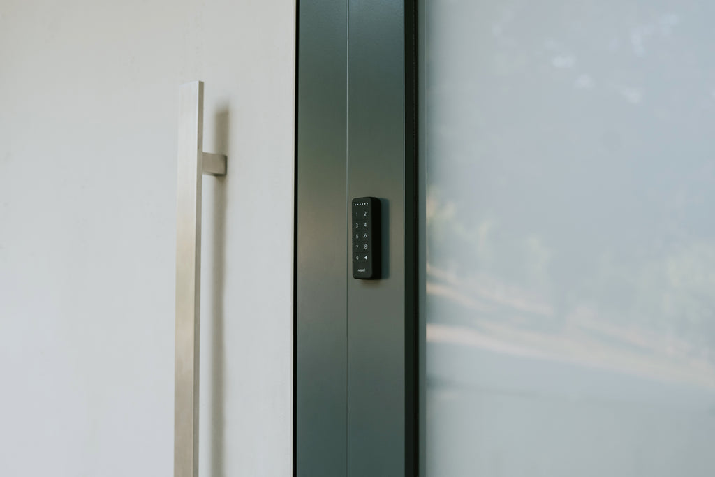Glastür mit langem Edelstahlgriff und daneben montiertem Nuki Keypad, zeigt die Größenverhältnisse