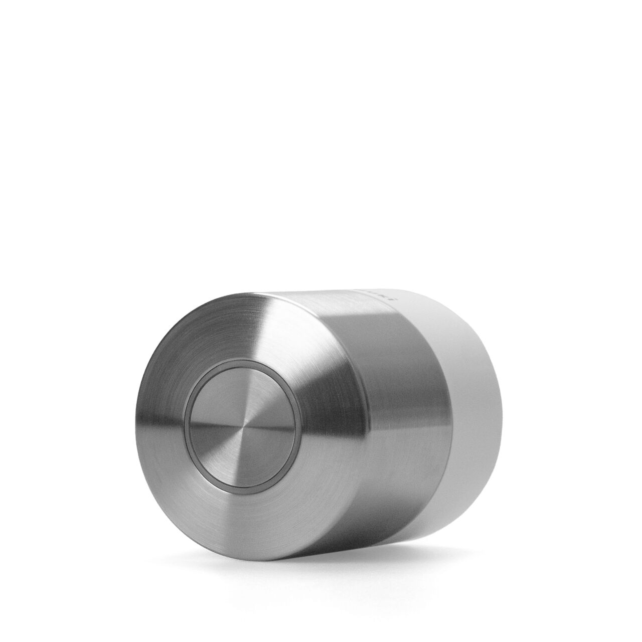 Nuki Smart Lock Pro der 5. Generation mit weißem Basisring, freigestellt vor weißem Hintergrund