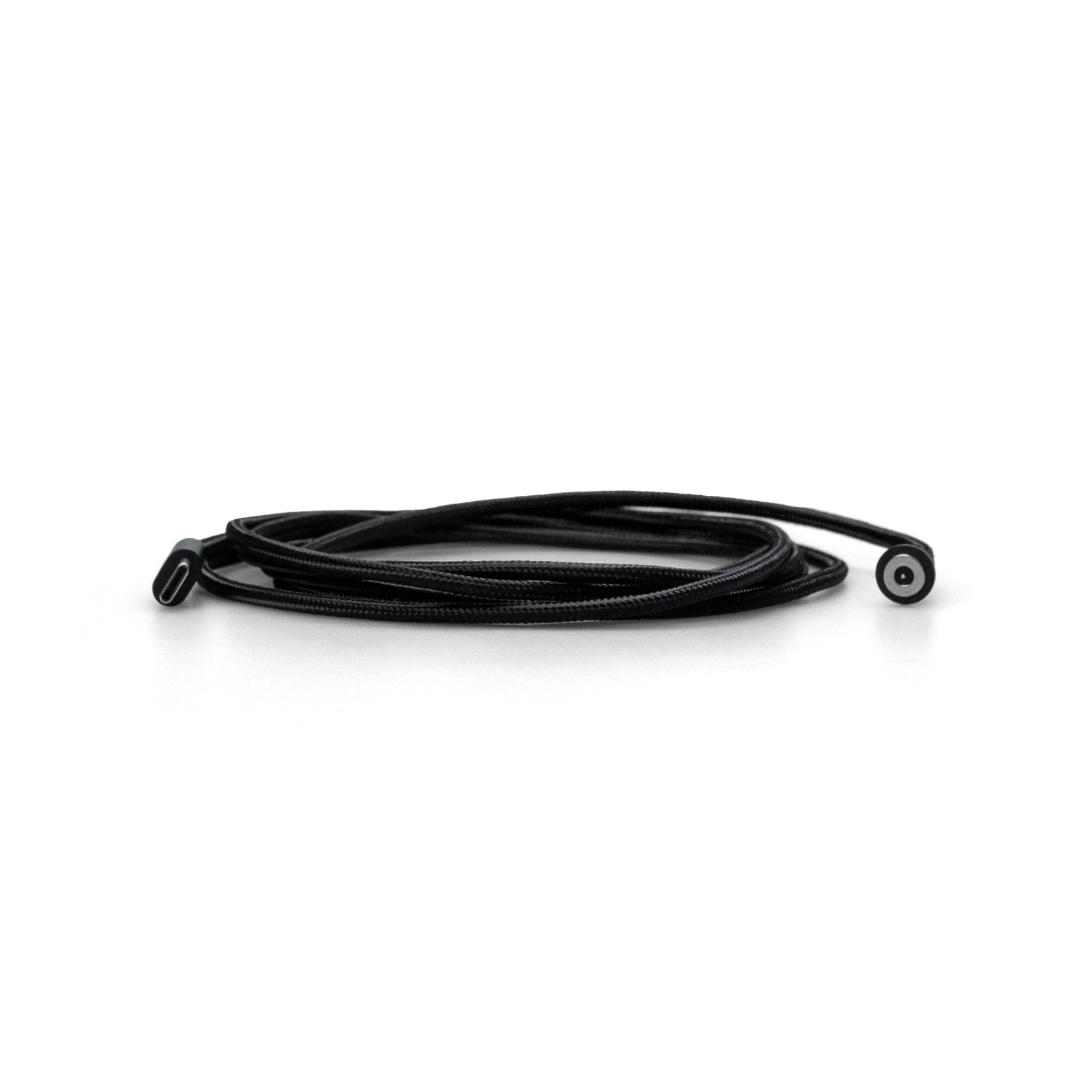 Nuki Ladekabel USB-C aufgerollt: flacher USB-C-Stecker links, runder Magnetstecker rechts