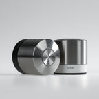 Zwei Nuki Smart Lock Ultra nebeneinander, eines mit schwarzem, eines mit weißem Basisring