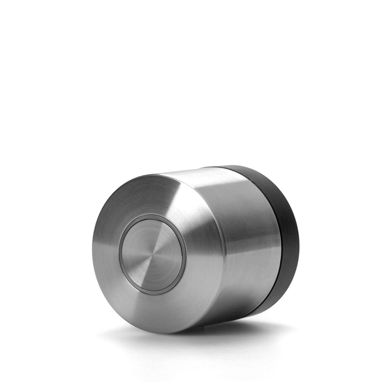 Nuki Smart Lock Ultra mit schwarzem Basisring, freigestellt vor weißem Hintergrund