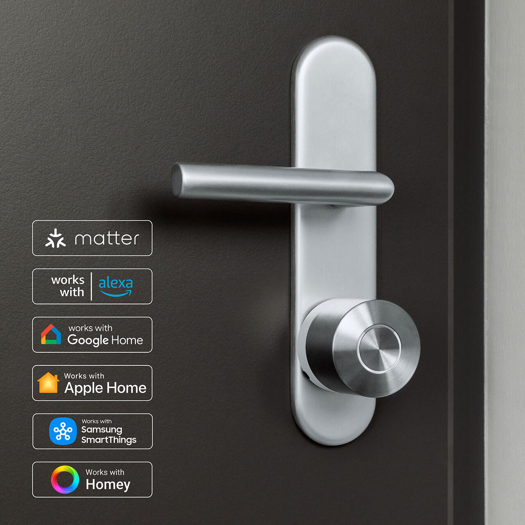 Nuki Smart Lock Ultra an der Tür mit Badges für Matter, Alexa, Google Home, Apple Home, SmartThings und Homey