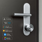 Nuki Smart Lock Ultra an der Tür mit Badges für Matter, Alexa, Google Home, Apple Home, SmartThings und Homey