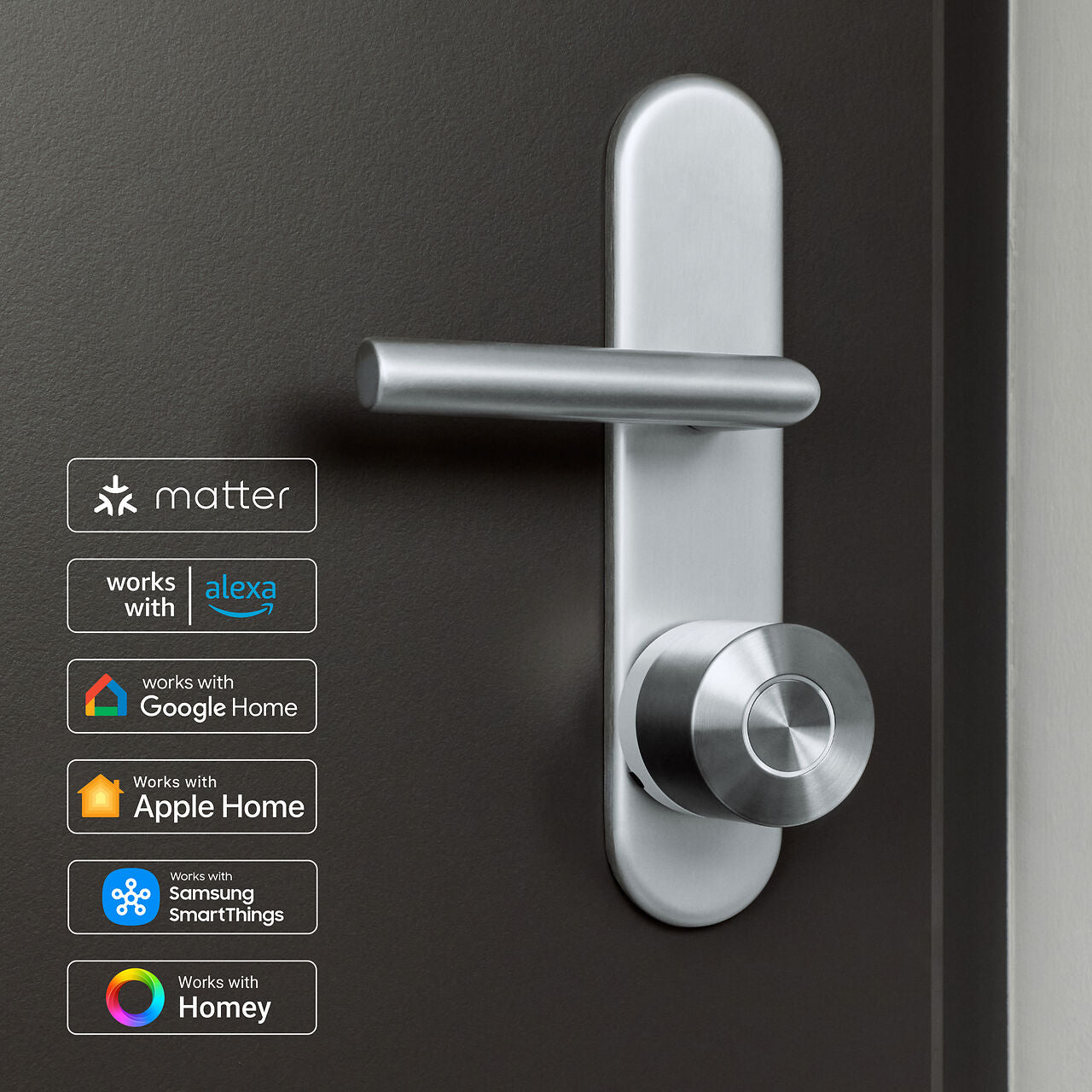 Nuki Smart Lock Ultra an der Tür mit Badges für Matter, Alexa, Google Home, Apple Home, SmartThings und Homey