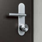 Dunkelbraune Wohnungstür mit Langschild und Drücker, darunter das montierte Nuki Smart Lock Ultra