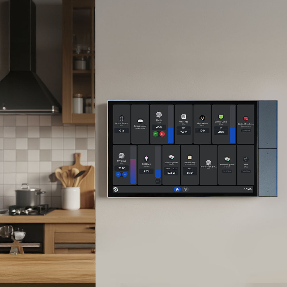 Shelly Wall Display XL Grau an der Küchenwand, Dashboard zeigt Licht, Raumtemperatur und Stromverbrauch