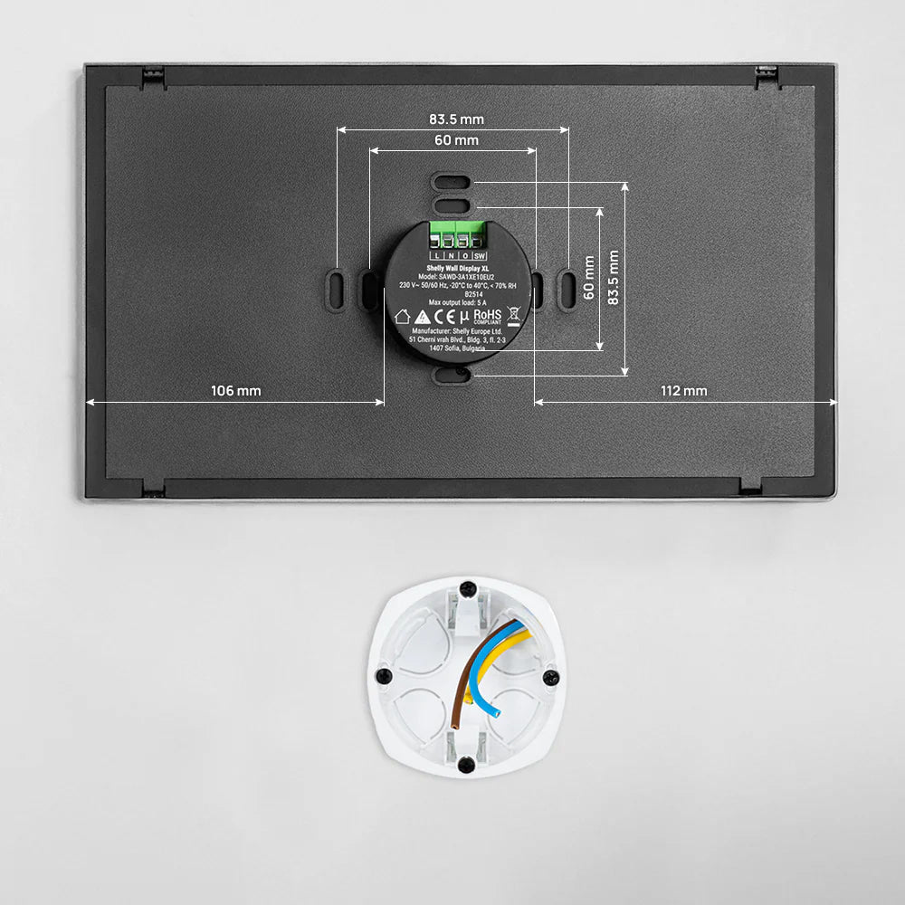 Shelly Wall Display XL Rückseite mit Montageplatte und Netzmodul, Lochabstand 60 und 83,5 mm, darunter Unterputzdose