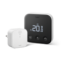 Starter Kit: Smartes Thermostat X mit Anzeige 20,0 Grad neben der weißen Bridge X mit Steckerkontakten