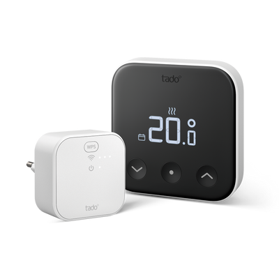 Starter Kit: Smartes Thermostat X mit Anzeige 20,0 Grad neben der weißen Bridge X mit Steckerkontakten