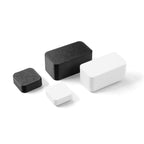 Schwarze smattex-Abdeckkappen für Sensor und Magnet, daneben der weiße Nuki Door Sensor