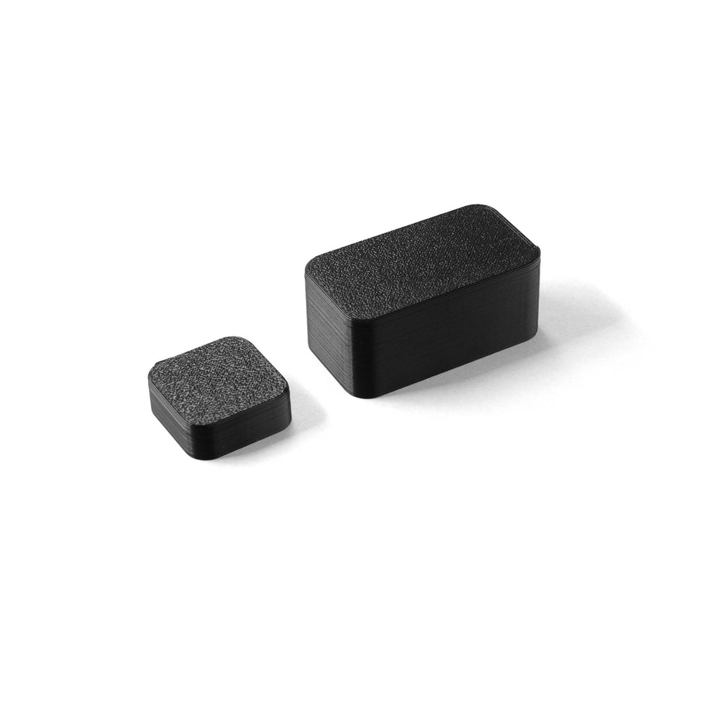 Die aufgesteckten schwarzen Kappen für Door Sensor und Magnet