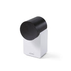 Nuki Smart Lock in Weiß mit aufgesteckter schwarzer smattex-Kindersicherung