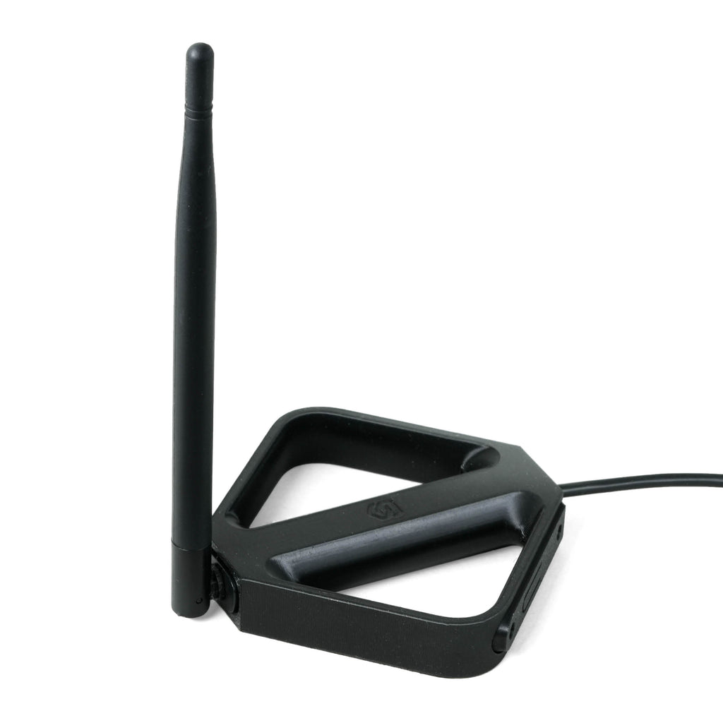 Der Dongle mit Antenne in der schwarzen Halterung, USB-Kabel nach hinten