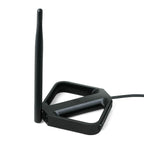 Der Dongle mit Antenne in der schwarzen Halterung, USB-Kabel nach hinten