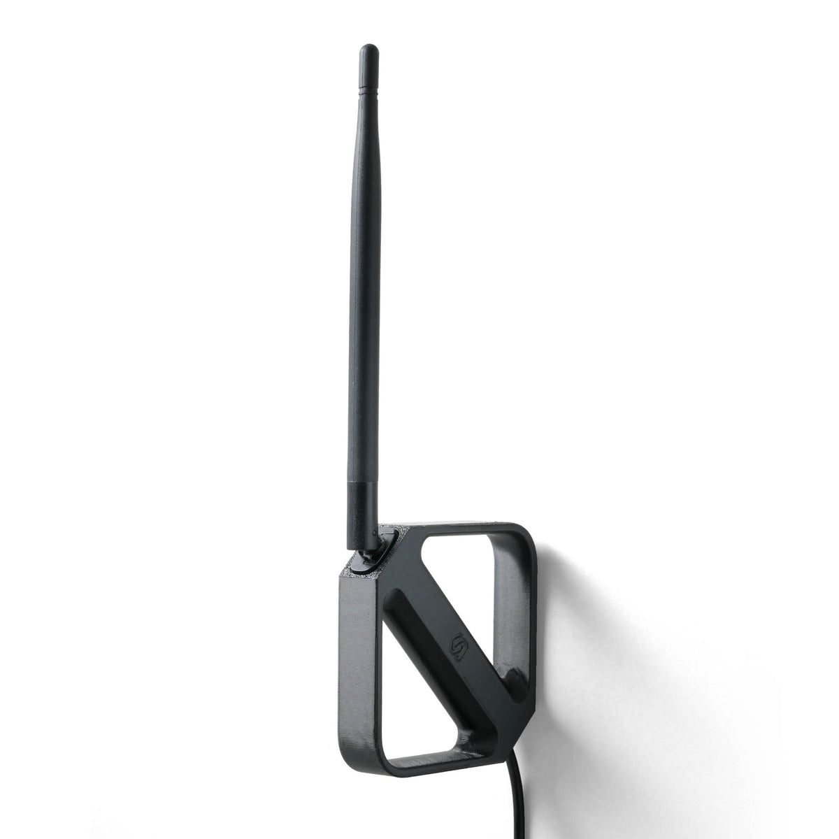 Schwarze smattex-Halterung mit Sonoff Dongle Plus MG24 und senkrechter Antenne