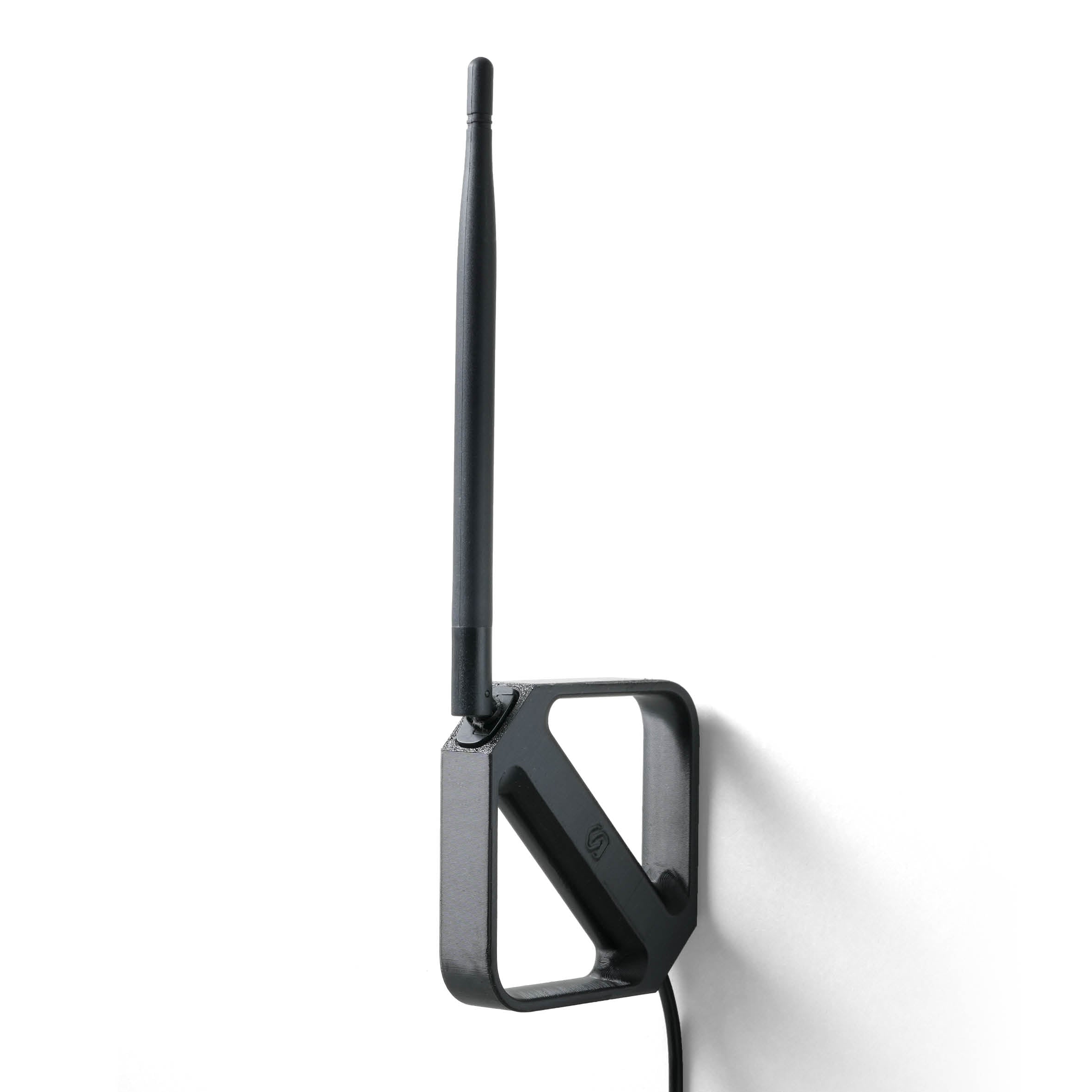 Schwarze smattex-Halterung mit Sonoff Dongle Plus MG24 und senkrechter Antenne