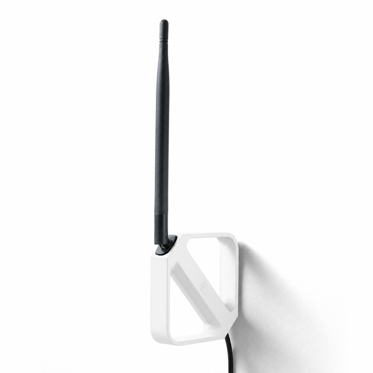 Weiße Halterung mit eingesetztem Dongle, Antenne senkrecht