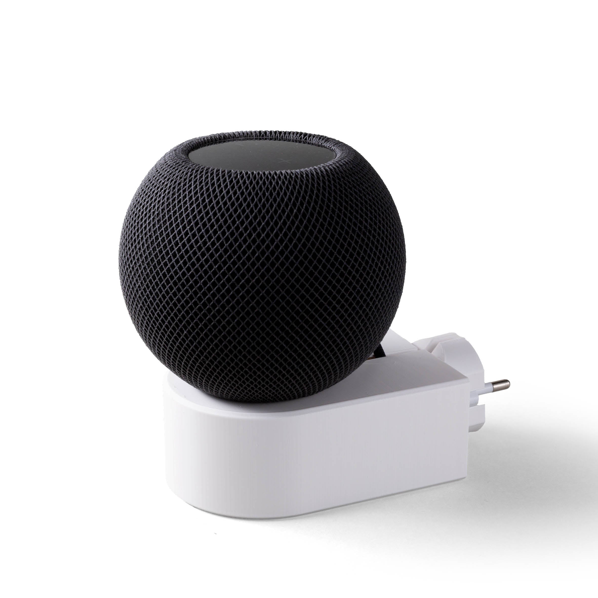 Schwarzer HomePod mini auf dem weißen smattex-Steckdosenhalter in einer Steckdose
