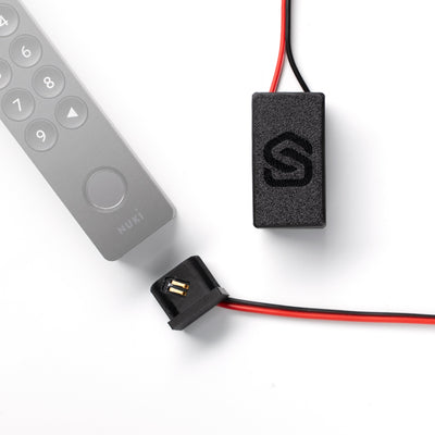 Das smattex-Dauerstrommodul mit Kontakteinsatz neben einem Nuki Keypad 2