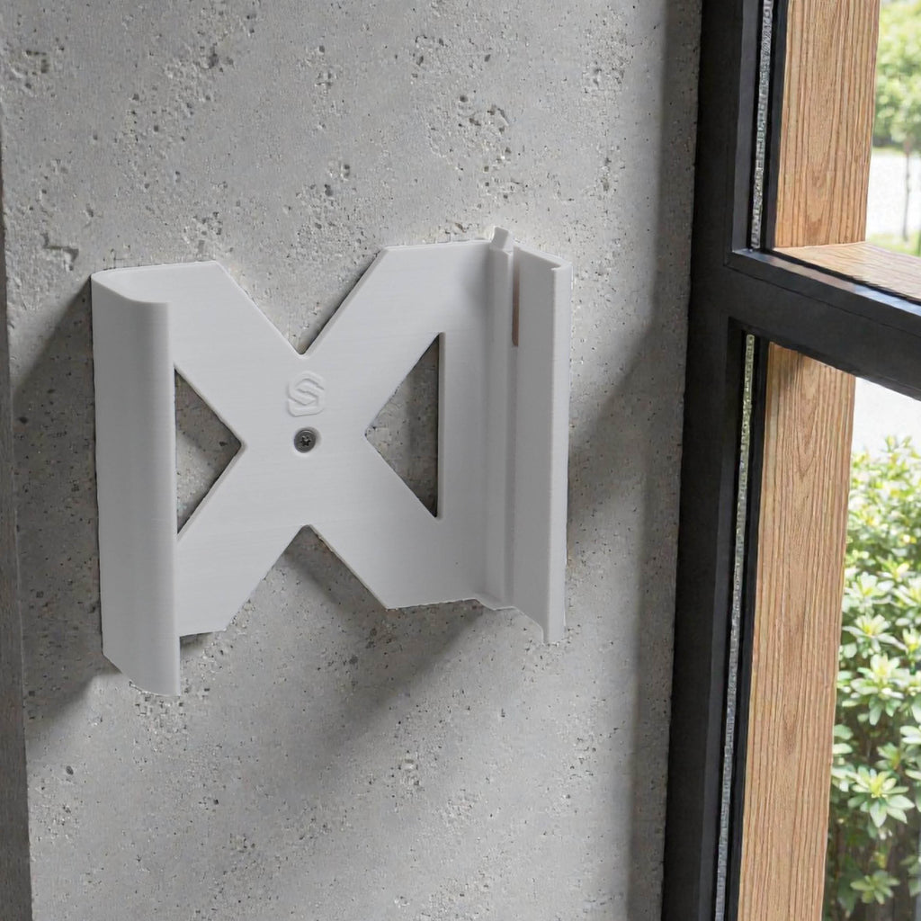 Die leere Wandhalterung an einer Wand neben einem Fenster