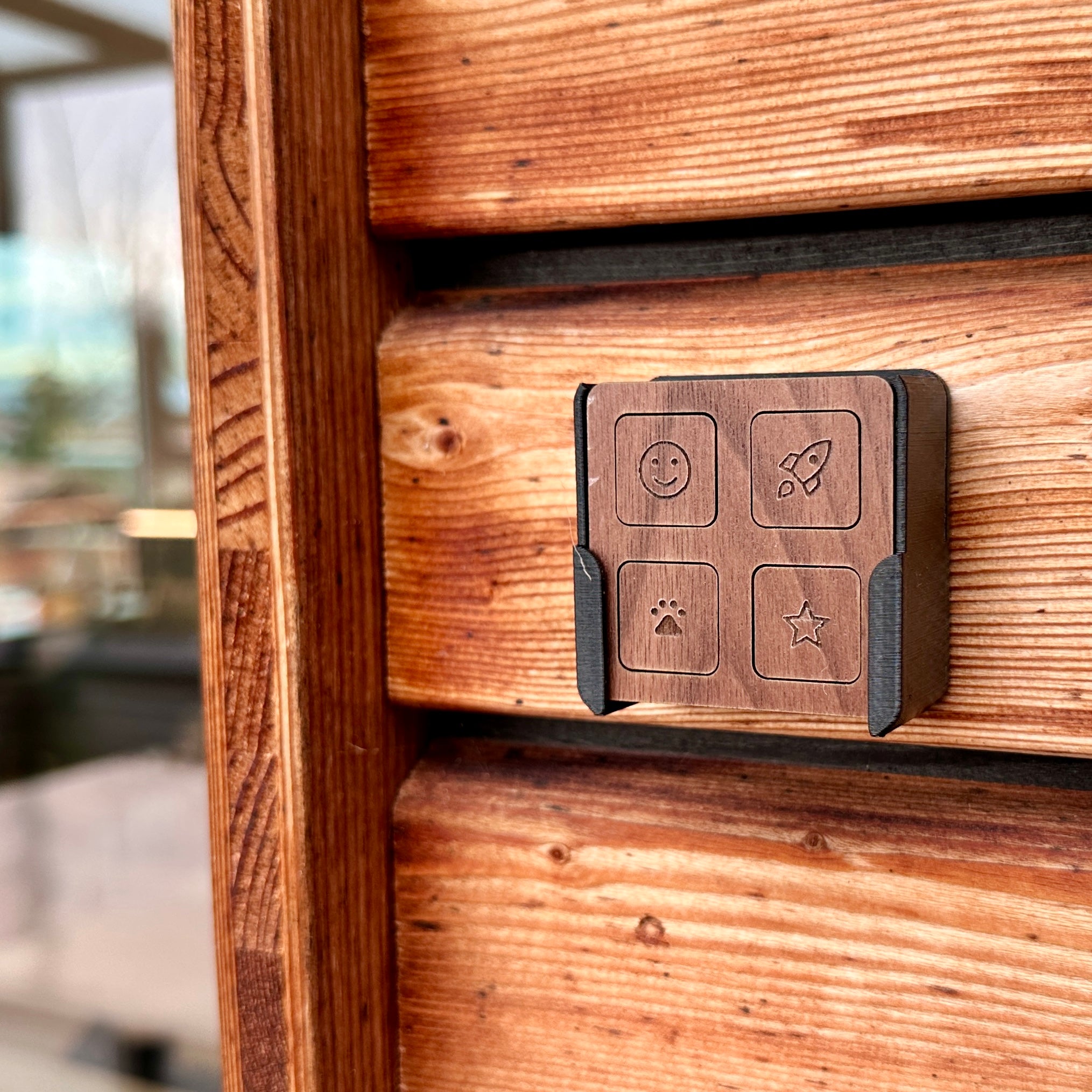 Fernbedienung in Nussbaum an einer Holzwand, Symbole im Streiflicht