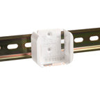 smattex Hutschienen-Halterung in Weiß mit eingesetztem WAGO Home Blind Control auf einer 35-mm-Hutschiene