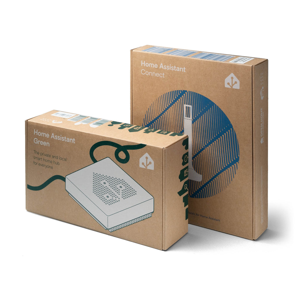 Kartons von Home Assistant Green und Home Assistant Connect nebeneinander auf weißem Grund