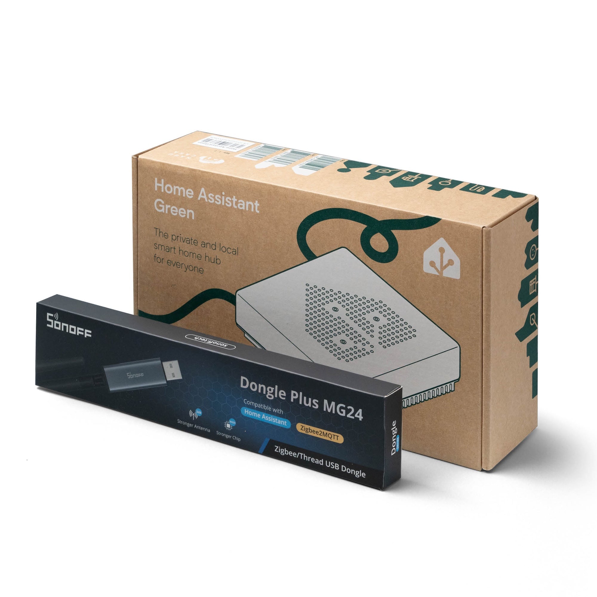 Karton des Home Assistant Green, davor die Verpackung des Sonoff Dongle Plus MG24