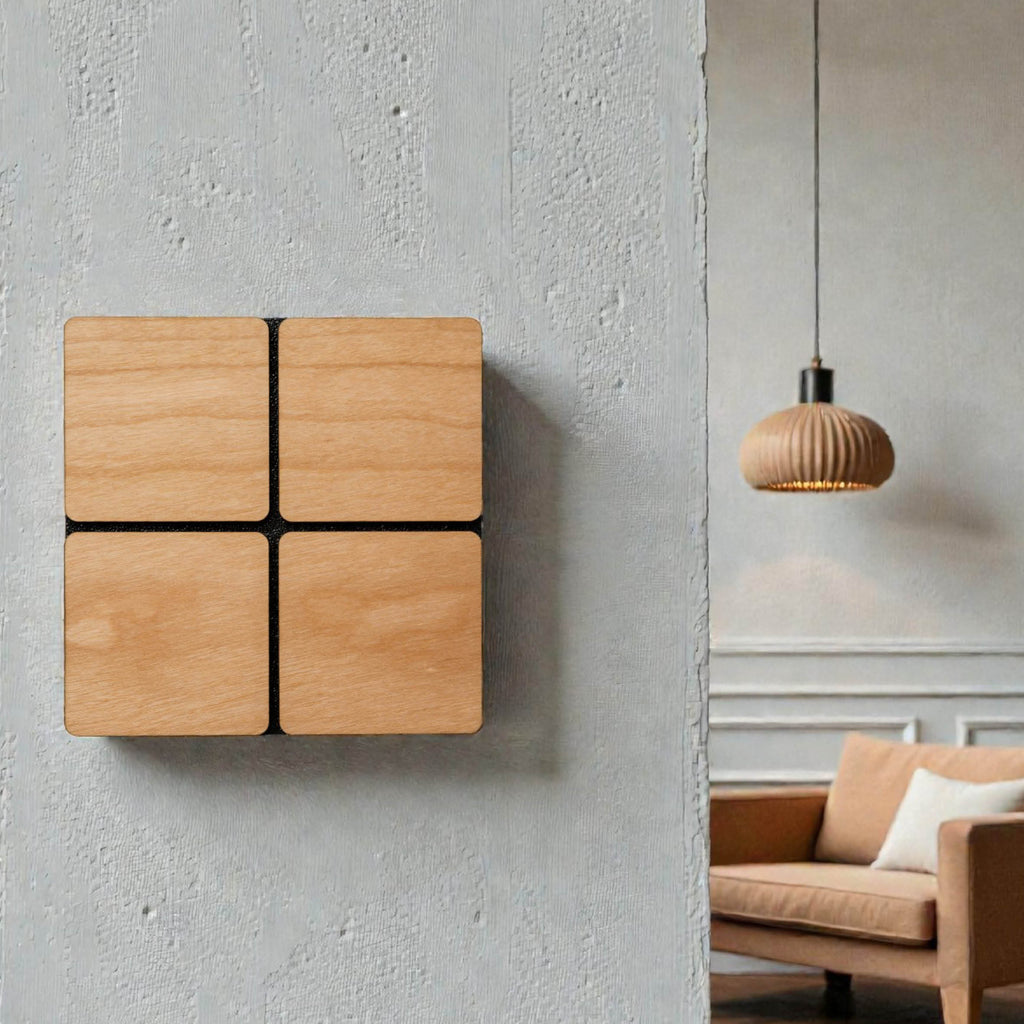 Lichtschalter aus hellem Holz an grauer Wand, dahinter unscharf ein Sofa und eine Pendelleuchte