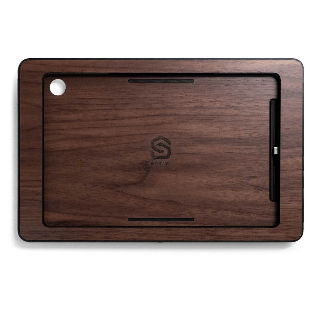 smattex Wand-Tablet mit Blende in Nussbaum, dunkle Maserung, Kameraausschnitt und seitliche Steckerleiste