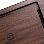Nussbaum-Blende des smattex Wand-Tablets aus der Nähe, eingebrannte Logo-Gravur und Lautsprecherschlitz