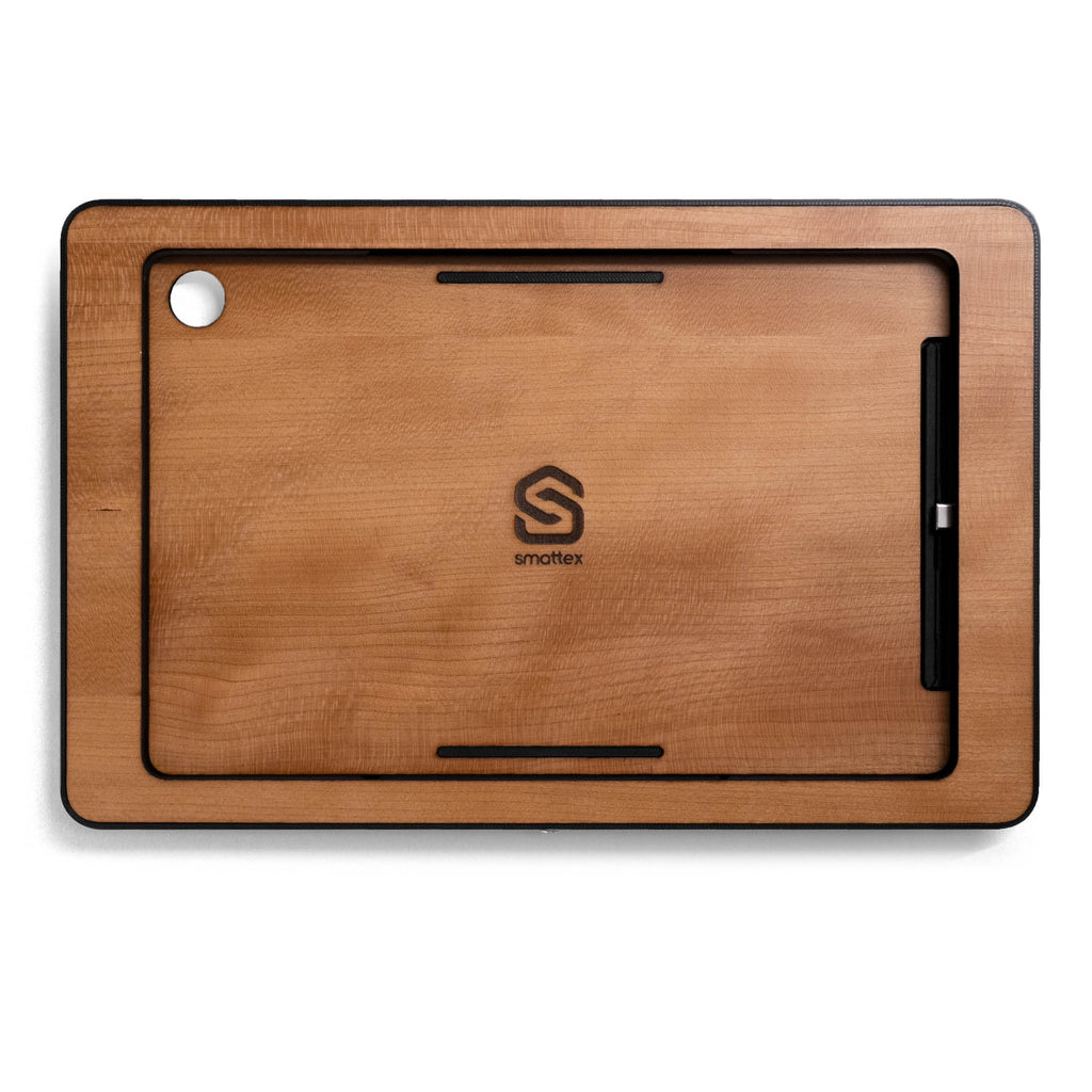 smattex Wand-Tablet mit Blende in Kirschbaum, Rückansicht mit Logo-Gravur und Kameraausschnitt links oben