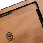 Kirschbaum-Blende des smattex Wand-Tablets im Detail, rötliche Maserung und schwarz abgesetzte Steckerleiste