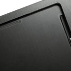 Schwarze Blende des smattex Wand-Tablets aus der Nähe, sichtbare Maserung und Lautsprecherschlitz oben