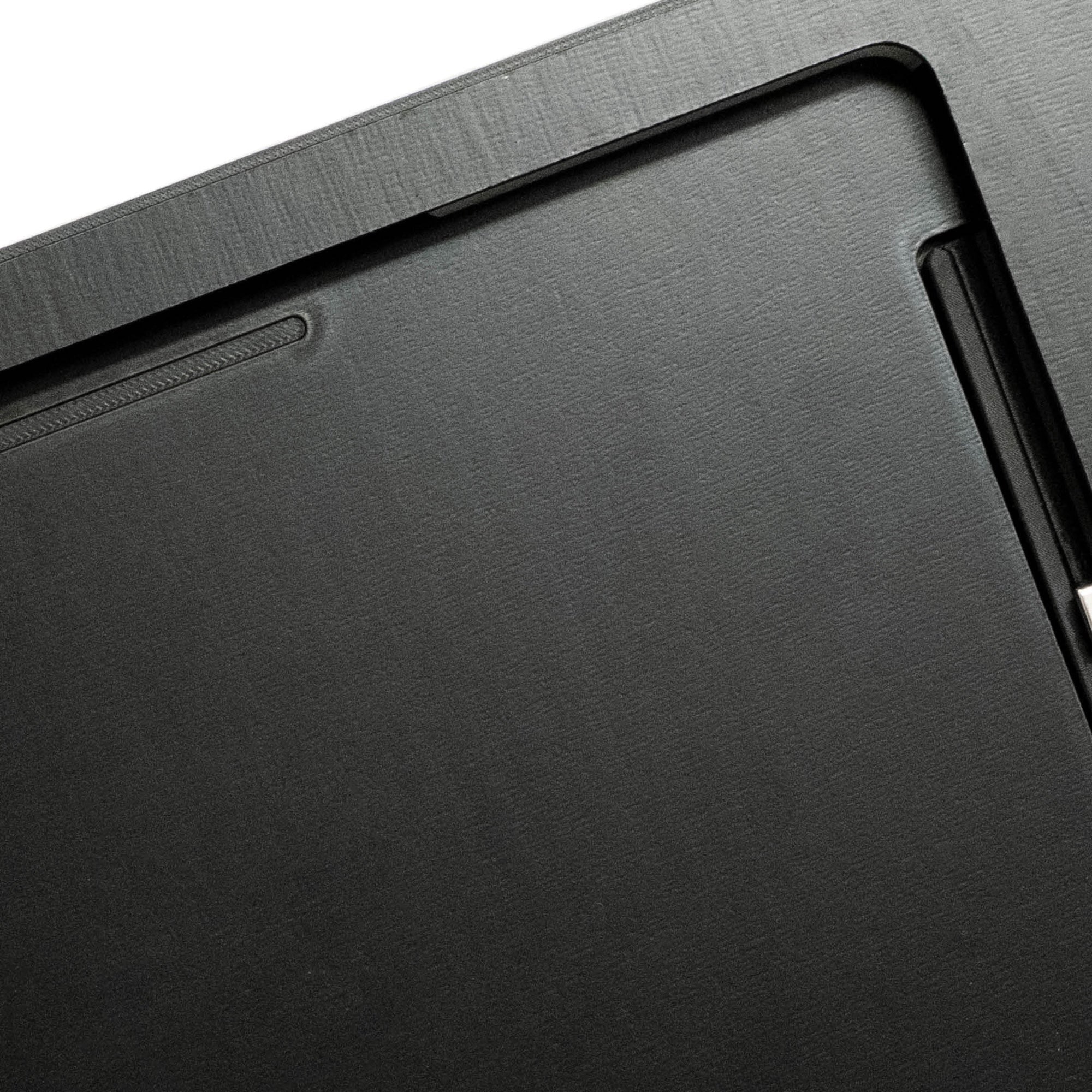 Schwarze Blende des smattex Wand-Tablets aus der Nähe, sichtbare Maserung und Lautsprecherschlitz oben